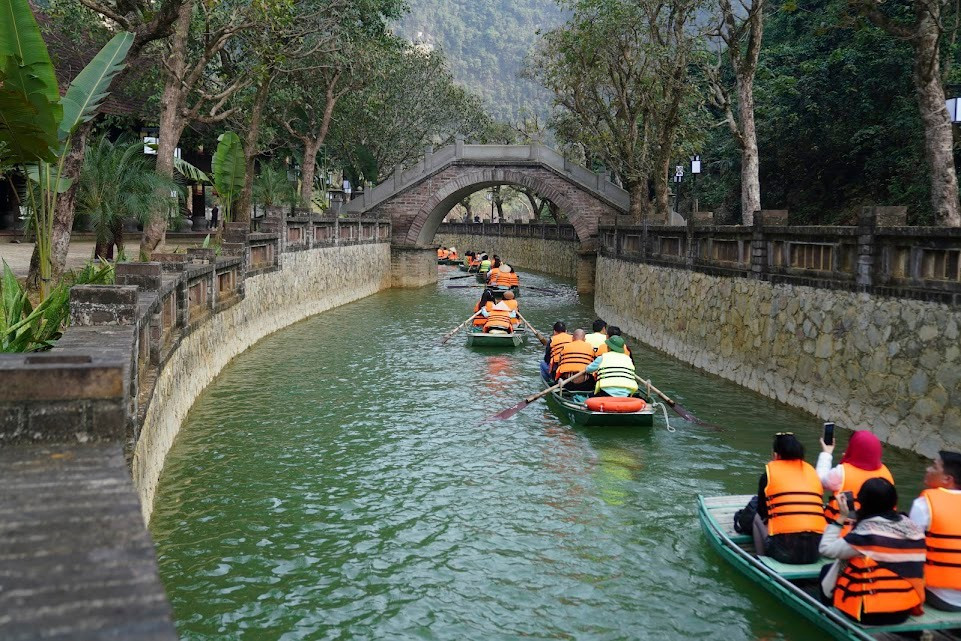Tương truyền, tại điểm cao nhất của Thung Ui, vua Đinh từng lập đàn kính thiên, cáo với trời đất việc lên ngôi hoàng đế. Ngày nay, Lễ hội Đàn Kính Thiên được tổ chức vào mùng 10/3 âm lịch hằng năm, với các nghi thức tưởng niệm trang nghiêm, góp phần tái hiện không khí linh thiêng của vùng đất cố đô xưa.