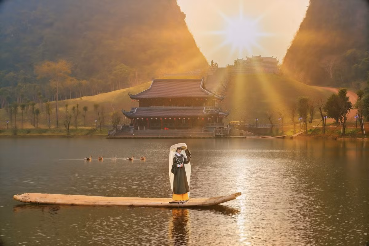 Không chỉ đẹp bởi cảnh sắc, Thung Ui còn mang trong mình những câu chuyện lịch sử gắn với Đinh Tiên Hoàng vị vua có công dẹp loạn 12 sứ quân, lập nên Nhà nước Đại Cồ Việt, chọn Hoa Lư làm kinh đô. Ảnh Lê Xuân Bách