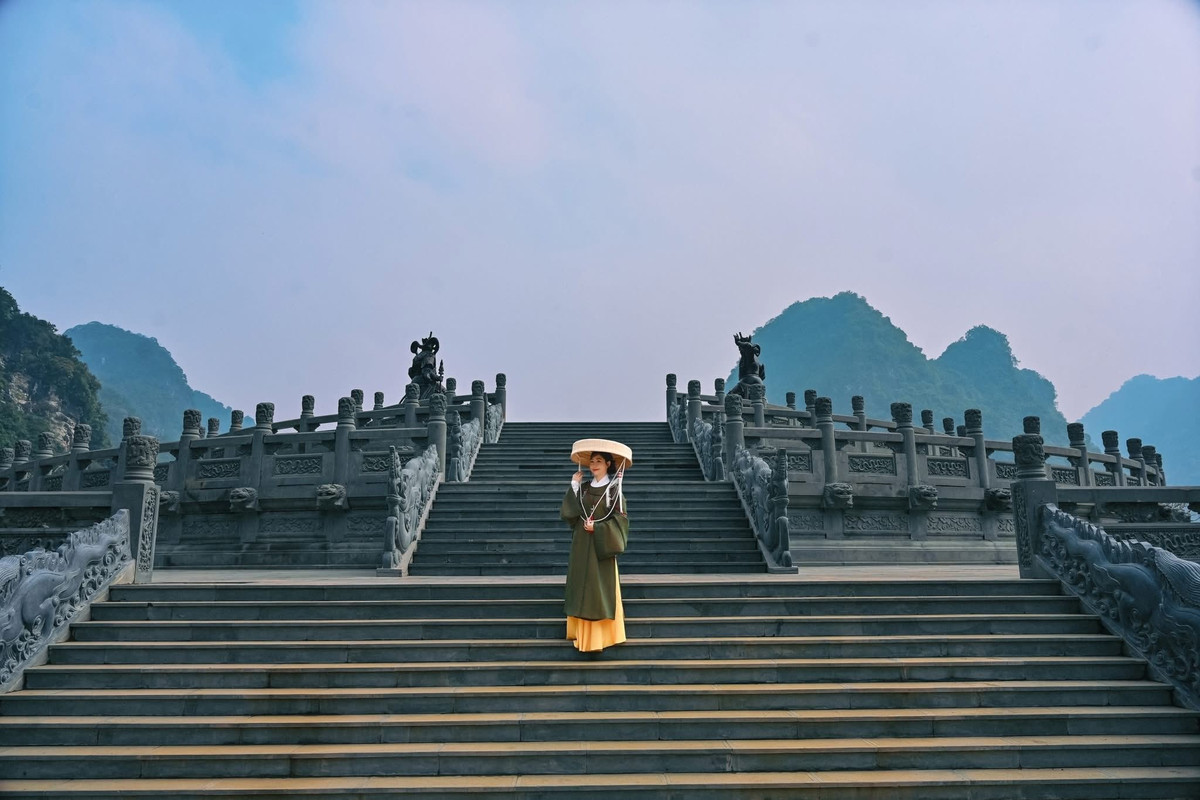 Theo kinh nghiệm của nhiều người, mùa thu là thời điểm Thung Ui đẹp nhất trong năm. Thời tiết dễ chịu, bầu trời trong xanh, ánh sáng dịu khiến cảnh vật càng trở nên thơ mộng. Buổi sáng sớm hoặc cuối buổi chiều là lúc thung lũng khoác lên mình vẻ đẹp an yên, rất thích hợp để dạo chơi và chụp ảnh. Ảnh Lê Xuân Bách