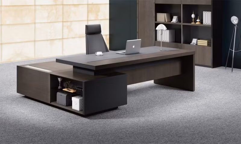 Không gian phía trước bàn làm việc cũng đóng vai trò quan trọng. Đây được xem là “minh đường” đại diện cho con đường phía trước. Một khoảng trống thoáng đãng sẽ giúp tư duy rộng mở, dễ đón nhận cơ hội, trong khi không gian bị bít kín dễ tạo cảm giác bế tắc, trì trệ. Ảnh Maisoninterior