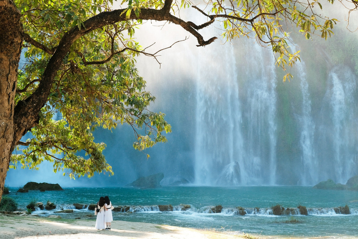 Khi thời tiết thuận lợi, nơi đây là điểm dừng chân lý tưởng để du khách chiêm ngưỡng thiên nhiên miền biên viễn, trải nghiệm đi bè ngắm thác, khám phá động Ngườm Ngao, hang Pác Bó hay ghé chùa Phật Tích Trúc Lâm Bản Giốc – ngôi chùa nằm tựa lưng núi, hướng ra thác nước thơ mộng. Ảnh Phạm Văn Phong