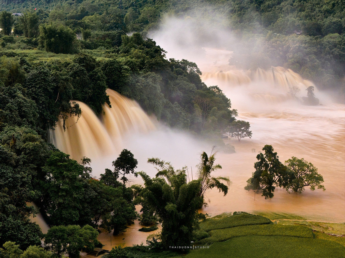 Cơ quan chức năng khuyến cáo du khách không tiếp cận mép thác, bờ sông hoặc khu vực ngập nước, đồng thời theo dõi thường xuyên thông báo từ Ban quản lý và chính quyền địa phương. Ảnh Thái Dương AC