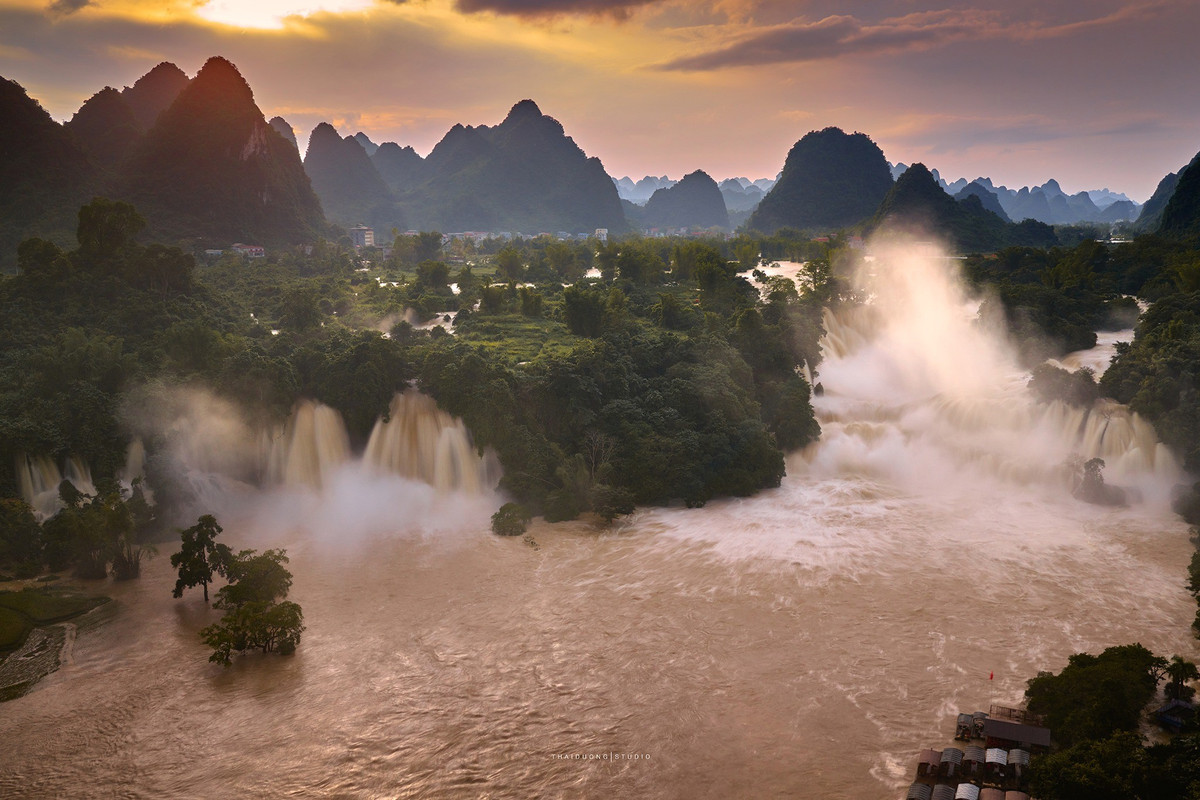 Thác Bản Giốc nằm trên dòng sông Quây Sơn, ranh giới tự nhiên giữa Việt Nam và Trung Quốc, thuộc xã Đàm Thủy, tỉnh Cao Bằng. Ảnh Thái Dương AC