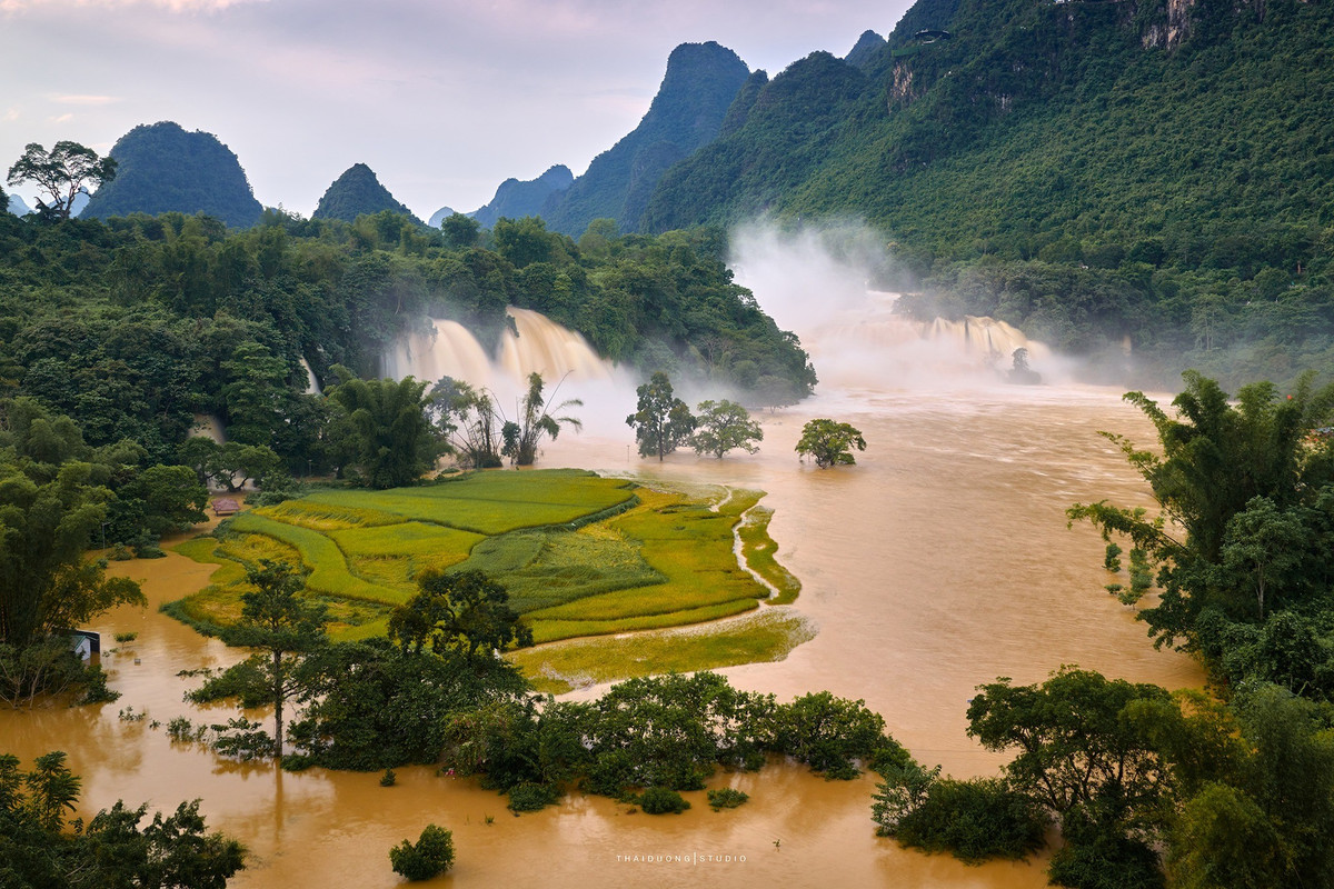 Hình ảnh ấy khiến nhiều người vừa ngỡ ngàng vừa tiếc nuối, bởi những ai dự định đến Cao Bằng dịp này đều phải hoãn hoặc hủy chuyến. Ảnh Thái Dương AC