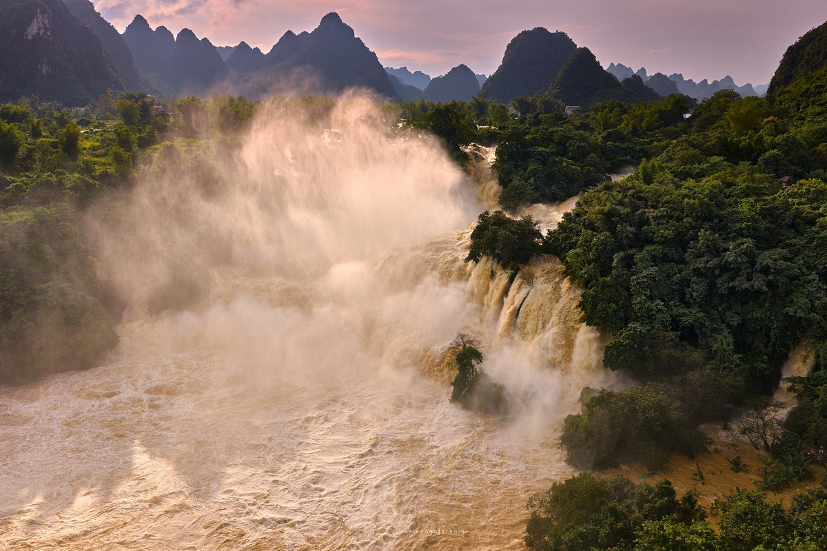 Vốn nổi tiếng là một trong những thác nước đẹp nhất thế giới, nhưng năm nay, Bản Giốc mang diện mạo “dữ dội hiếm thấy” do ảnh hưởng liên tiếp của hai cơn bão Bualoi và Matmo. Ảnh Thái Dương AC