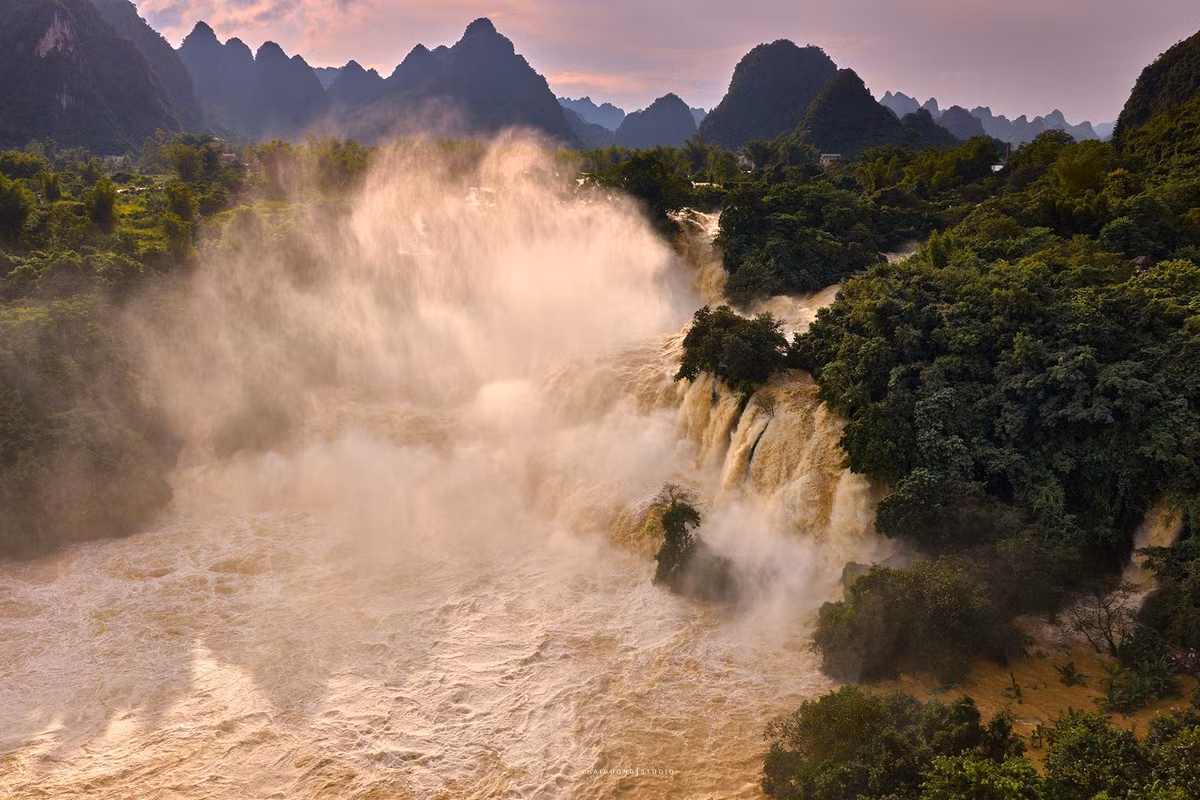 Vốn nổi tiếng là một trong những thác nước đẹp nhất thế giới, nhưng năm nay, Bản Giốc mang diện mạo “dữ dội hiếm thấy” do ảnh hưởng liên tiếp của hai cơn bão Bualoi và Matmo. Ảnh Thái Dương AC