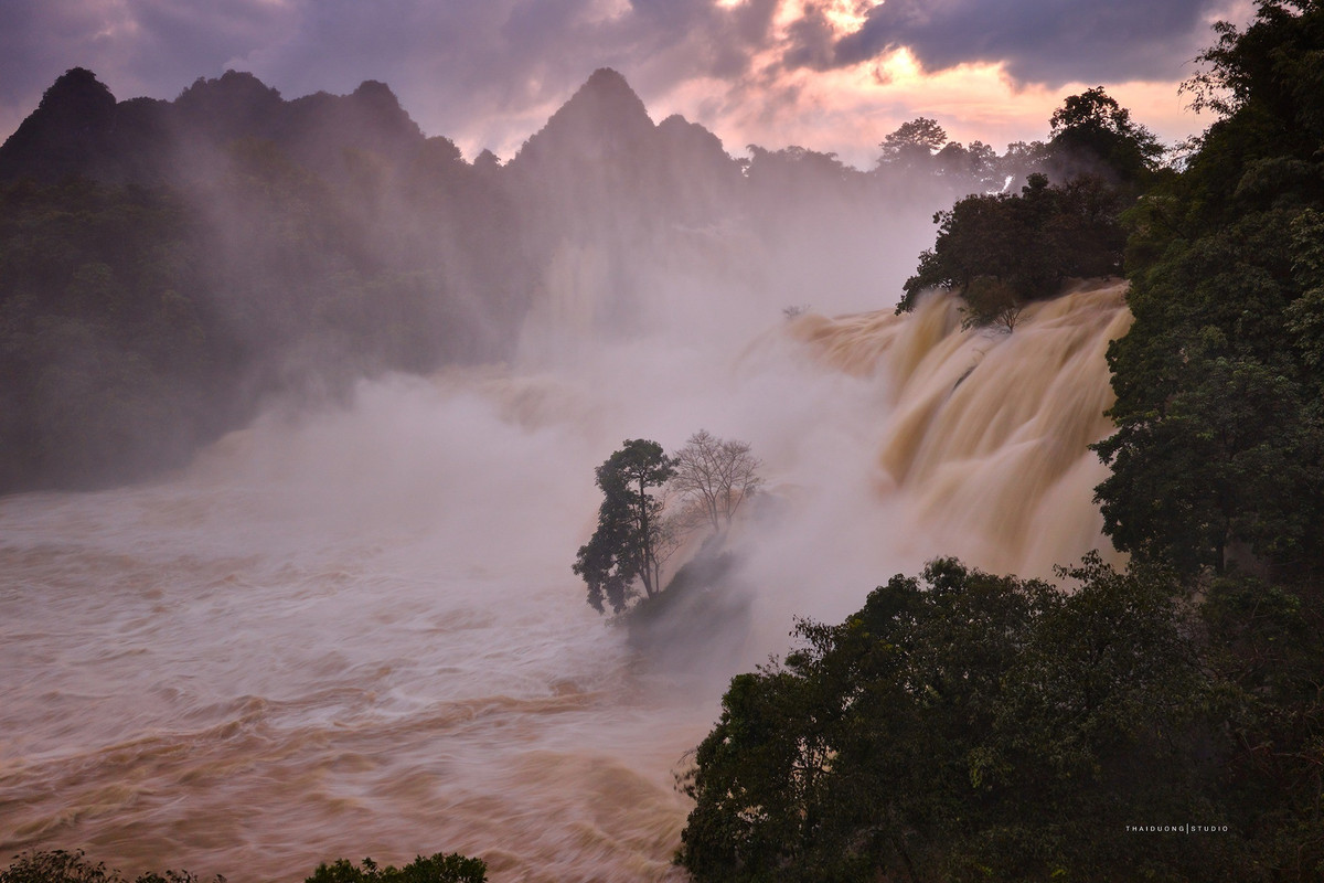 Thông thường, tháng 9 và 10 là thời điểm đẹp nhất để tham quan Bản Giốc. Khi ấy, nước sông Quây Sơn trong vắt, trời cao xanh biếc, lúa trên những thửa ruộng chân thác vào độ chín vàng. Ảnh Thái Dương AC