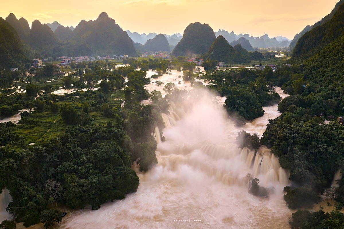Thế nhưng năm nay, do ảnh hưởng của bão Bualoi và Matmo, mực nước tại khu vực thác dâng cao, dòng chảy mạnh suốt ngày đêm. Ảnh Thái Dương AC