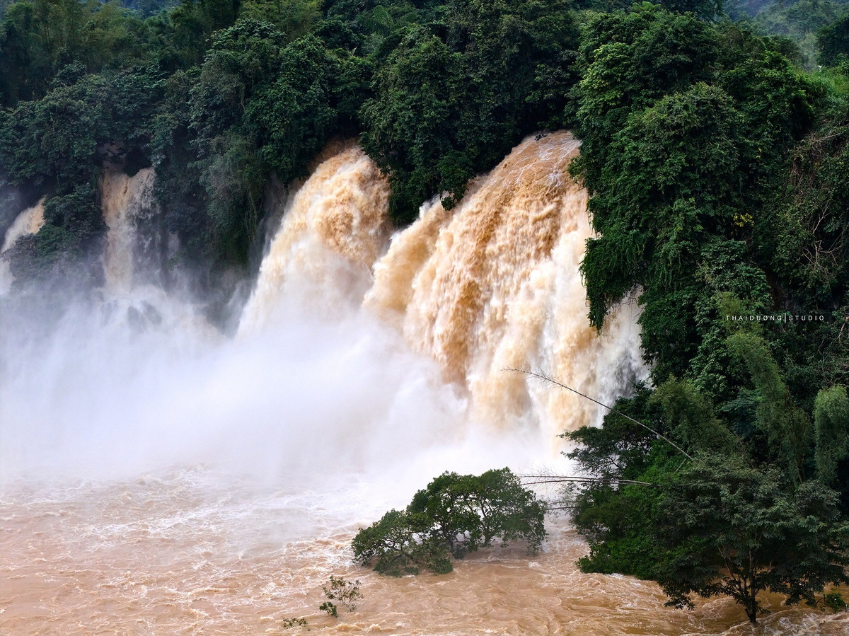 Anh Thái Dương, nhiếp ảnh gia sống tại Trùng Khánh (Cao Bằng), là người ghi lại bộ ảnh được chia sẻ rộng rãi trên mạng xã hội. Theo anh, đây là một trong những lần hiếm hoi vào tháng 10 thác Bản Giốc lại cuộn trào mạnh đến vậy. Ảnh Thái Dương AC