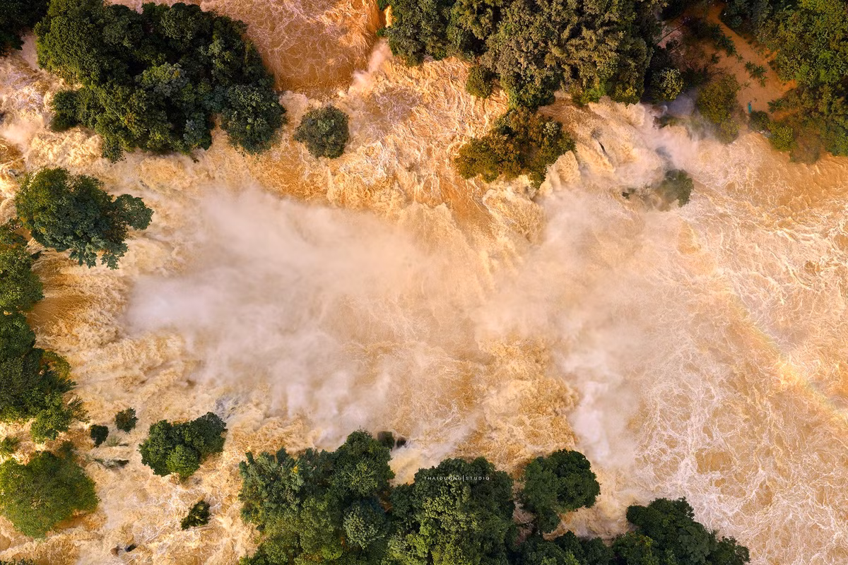 Du khách đến đây không chỉ để ngắm thác mà còn hòa mình trong Lễ hội thác Bản Giốc – sự kiện thường niên quy tụ những tiết mục văn nghệ dân gian, hội chợ nông sản và hoạt động đua thuyền đặc trưng của vùng biên giới Cao Bằng. Ảnh Thái Dương AC