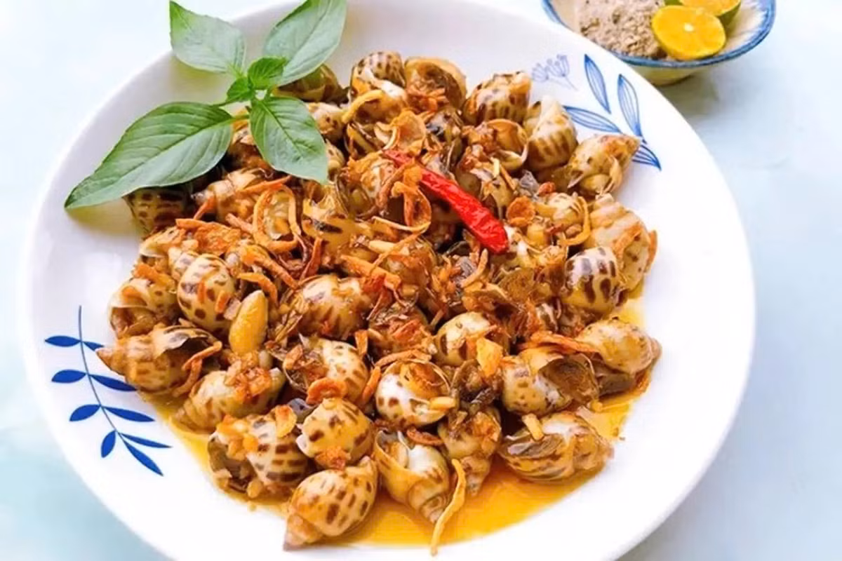 Nhờ đặc điểm giàu đạm nhưng ít năng lượng, ốc hương được xem là nguồn bổ sung dưỡng chất lành mạnh, phù hợp cho người ăn kiêng, người tập luyện thể thao hoặc những người cần phục hồi sức khỏe. Ảnh minh họa