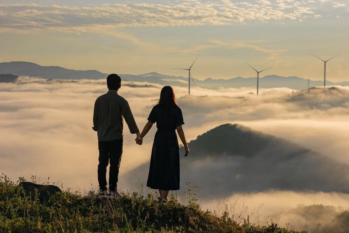 Xa trung tâm hơn, khu điện gió AMACCAO lại mang đến cảm giác khoáng đạt nhờ địa hình thoáng và tầm nhìn rộng. Cách tượng đài khoảng 10km, AMACCAO thường có mây vào mùa xuân, hè và thu, xếp thành từng lớp mềm mại, kéo dài từ sườn núi này sang sườn núi khác. Ảnh Huy Võ