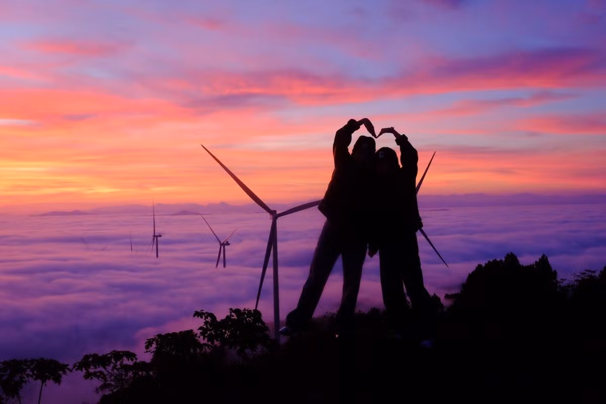 Nhiều du khách ví khoảnh khắc đứng giữa không gian này như đang ở giữa “cao nguyên mây”, nơi mọi chuyển động dường như chậm lại, chỉ còn gió và mây hòa vào nhau. Ảnh Huy Võ