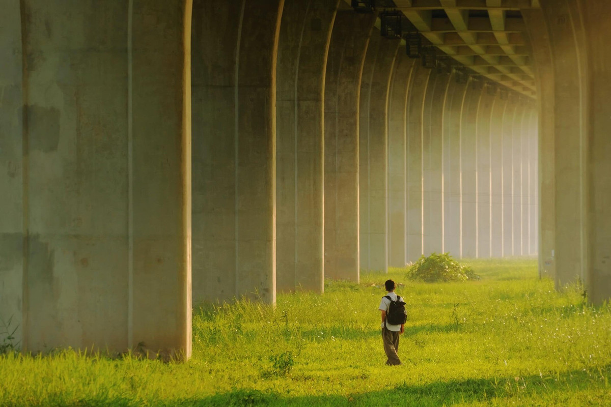 Nhiều du khách cho rằng, vẻ đẹp nơi đây gợi nhớ đến những thước phim hoạt hình Nhật Bản giản dị, trong trẻo và giàu cảm xúc. Không gian thoáng đãng, ít ồn ào càng khiến khu vực dưới chân cầu trở thành nơi lý tưởng để dạo bước, chụp ảnh hoặc đơn giản là tìm một khoảng lặng cho tâm hồn. Ảnh Tuyên Parafu