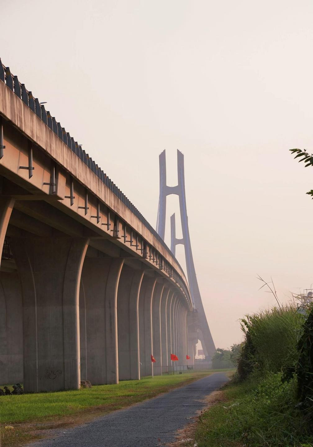 Không cần đi xa hay tìm đến những khu du lịch cầu kỳ, ngay dưới cầu Vàm Cống công trình nối liền phường Thốt Nốt (TP Cần Thơ) với xã Lấp Vò (Đồng Tháp) một khung cảnh xanh mát và tĩnh lặng đang khiến nhiều người không khỏi ngỡ ngàng. Ảnh ccessokuni115