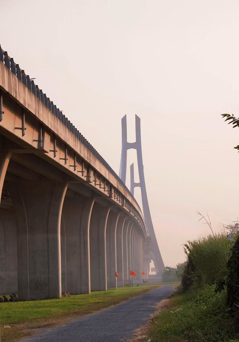 Không cần đi xa hay tìm đến những khu du lịch cầu kỳ, ngay dưới cầu Vàm Cống công trình nối liền phường Thốt Nốt (TP Cần Thơ) với xã Lấp Vò (Đồng Tháp) một khung cảnh xanh mát và tĩnh lặng đang khiến nhiều người không khỏi ngỡ ngàng. Ảnh ccessokuni115