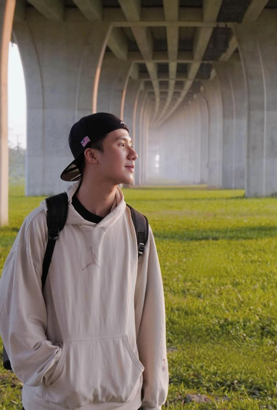 Ánh sáng lúc này không quá gắt, tạo điều kiện thuận lợi để chụp những bộ ảnh mang phong cách hoài niệm, lãng mạn hoặc tối giản. Buổi sáng sớm cũng là lựa chọn phù hợp cho những ai yêu thích không khí trong lành và sự yên tĩnh. Ảnh ccessokuni115