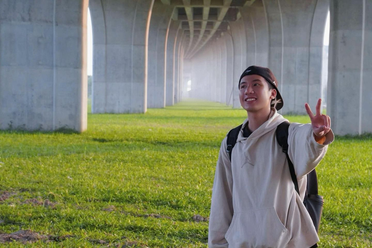 Trái ngược với nhịp xe cộ rộn ràng trên mặt cầu, không gian phía dưới lại mang vẻ đẹp hiền hòa thảm cỏ xanh trải dài, những hàng trụ bê tông khổng lồ vươn thẳng, xếp đều tăm tắp, tạo nên cảm giác khoáng đạt và bình yên hiếm có. Ảnh ccessokuni115