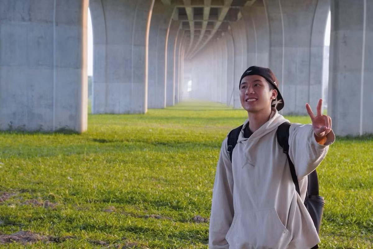 Trái ngược với nhịp xe cộ rộn ràng trên mặt cầu, không gian phía dưới lại mang vẻ đẹp hiền hòa thảm cỏ xanh trải dài, những hàng trụ bê tông khổng lồ vươn thẳng, xếp đều tăm tắp, tạo nên cảm giác khoáng đạt và bình yên hiếm có. Ảnh ccessokuni115