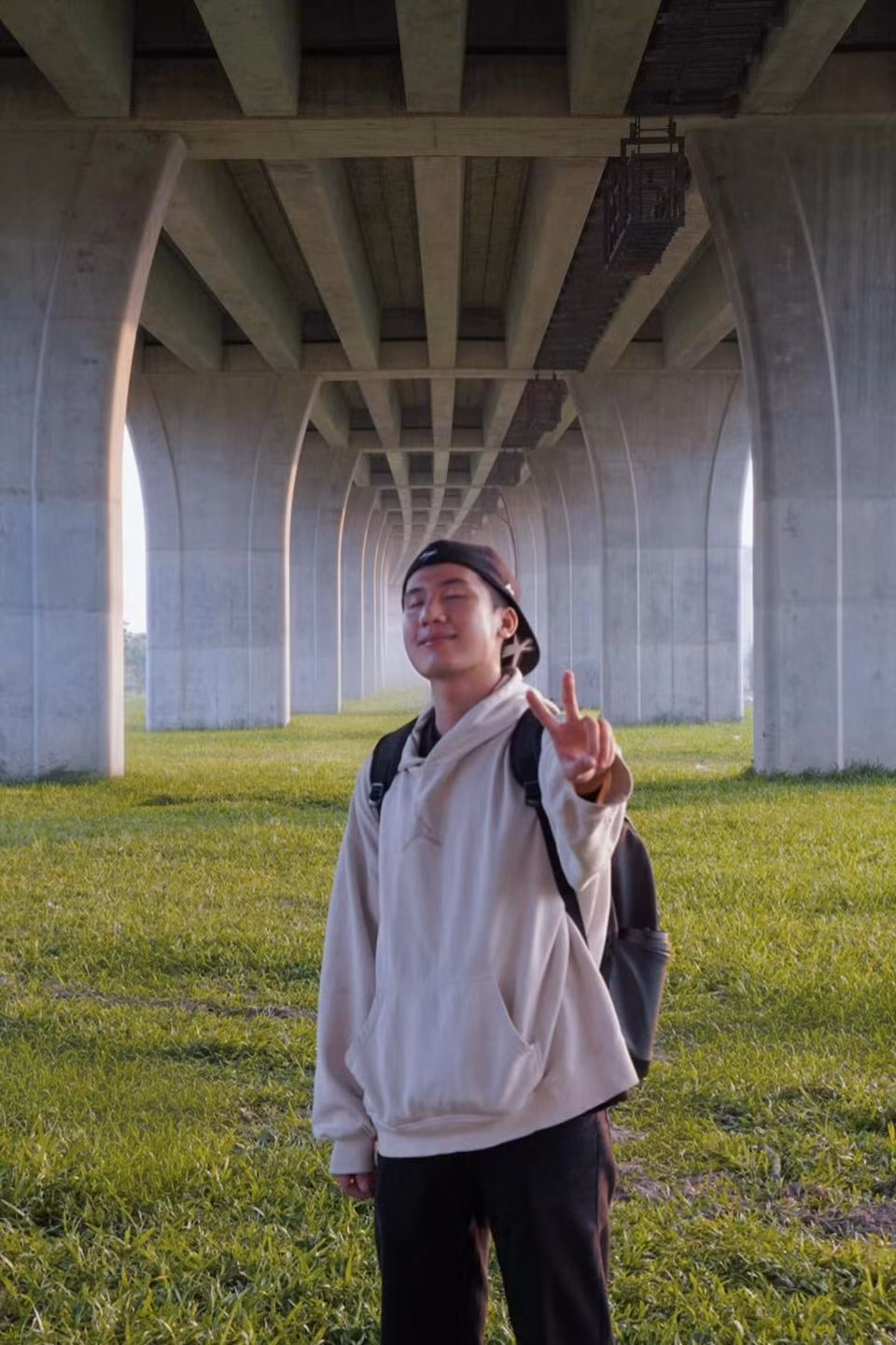 Với phông nền thiên nhiên và kiến trúc mạnh mẽ, các gam màu trung tính như trắng, be, nâu nhạt hay pastel được đánh giá là phù hợp nhất khi chụp ảnh tại đây. Những bộ trang phục đơn giản, nhẹ nhàng giúp tổng thể bức hình trở nên hài hòa, thanh thoát. Không chỉ là điểm chụp ảnh cá nhân, khu vực này còn được nhiều người lựa chọn cho các bộ ảnh đôi, ảnh nhóm hoặc ảnh kỷ niệm nhờ không gian rộng và thoáng. Ảnh ccessokuni115