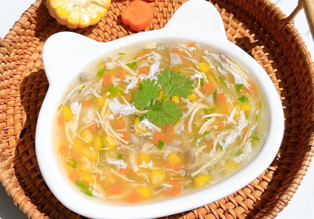 Có thể bổ sung thêm nước canh, súp loãng, nước dừa hoặc nước chanh nhạt. Ngược lại, nên tránh pha rượu với nước tăng lực hoặc kết hợp nhiều loại đồ uống có cồn cùng lúc vì điều này có thể khiến cồn hấp thu nhanh hơn. Ảnh minh họa/Nguồn internet