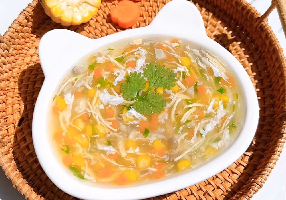 Có thể bổ sung thêm nước canh, súp loãng, nước dừa hoặc nước chanh nhạt. Ngược lại, nên tránh pha rượu với nước tăng lực hoặc kết hợp nhiều loại đồ uống có cồn cùng lúc vì điều này có thể khiến cồn hấp thu nhanh hơn. Ảnh minh họa/Nguồn internet