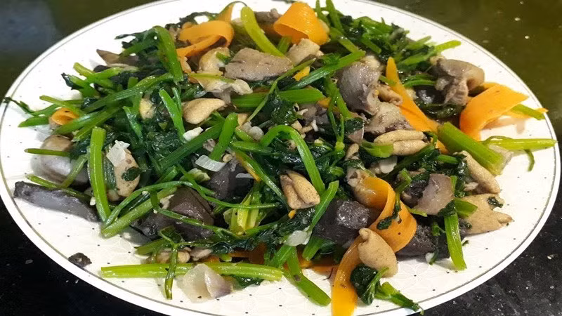 Cải ngọt cung cấp kali, magie và canxi – những khoáng chất cân bằng natri trong cơ thể, từ đó điều hòa huyết áp. Folate (vitamin B9) có trong rau giúp hạ mức homocysteine – yếu tố nguy cơ gây bệnh tim mạch. Thêm cải ngọt vào thực đơn hàng ngày là cách đơn giản để chăm sóc trái tim. Ảnh minh họa