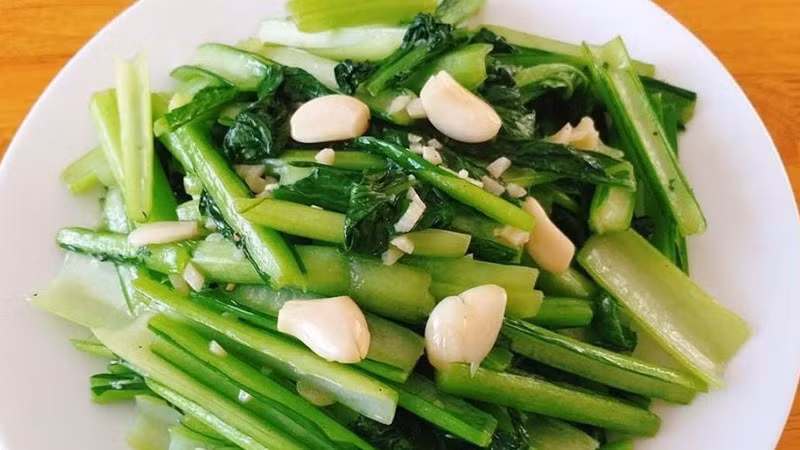 Trong khi đó, cải xanh lại nổi tiếng nhờ tính ấm và vị hơi cay tự nhiên. Khi đi vào cơ thể, cải xanh kích thích tiêu hóa, làm giảm cảm giác trướng bụng và giúp hệ ruột hoạt động đều đặn hơn. Ảnh minh họa