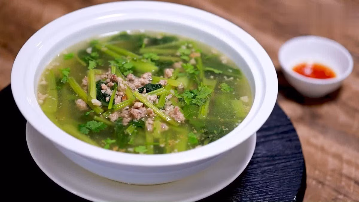 Nhờ giàu chất xơ, cải ngọt giúp nhu động ruột hoạt động tốt, ngăn ngừa táo bón và duy trì hệ tiêu hóa khỏe mạnh. Với lượng calo thấp và chất xơ cao, cải ngọt còn giúp kéo dài cảm giác no, hỗ trợ giảm cân và duy trì vóc dáng. Ảnh minh họa