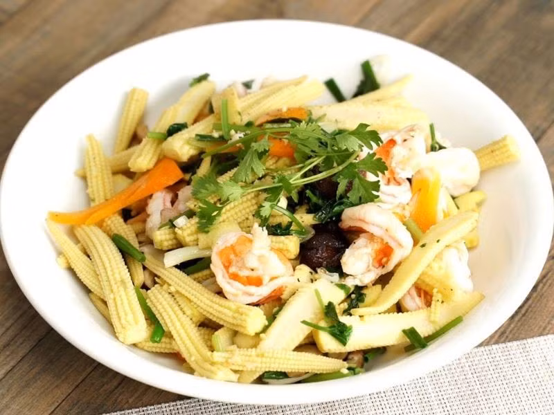 Trộn salad với cà chua, dưa leo, ớt chuông hoặc nấu cháo, súp kết hợp thịt gà, tôm, cà rốt, bí đỏ sẽ tạo món ăn phong phú, dễ tiêu hóa, đặc biệt phù hợp trẻ nhỏ và người lớn tuổi. Ảnh minh hoạ
