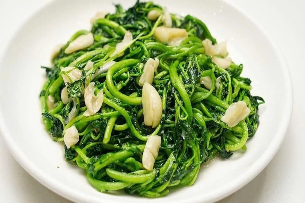 Một loại rau khác không thể thiếu là cải xoong – thực phẩm có hàm lượng chất chống oxy hóa thuộc nhóm cao nhất trong họ cải. Nhờ hợp chất lutein, beta-carotene và vitamin C phong phú, cải xoong giúp giảm tích tụ mỡ trong gan, hỗ trợ thanh lọc cơ thể và rất có lợi cho người thường xuyên ăn đồ nhiều dầu mỡ hoặc uống rượu bia. Ảnh minh họa