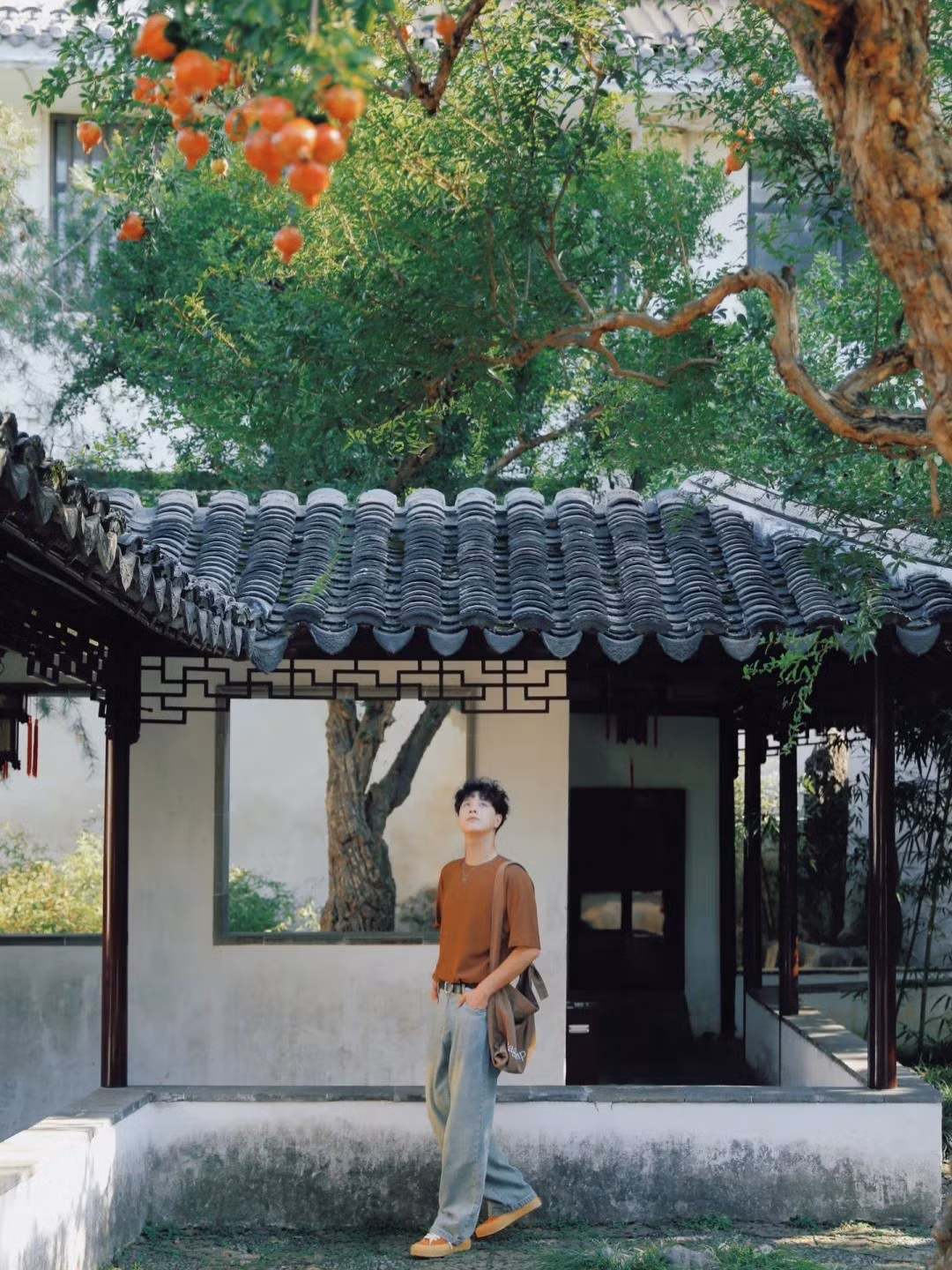 Đến Tô Châu vào độ thu sang, du khách không chỉ bắt gặp một cây lựu trăm tuổi đỏ rực giữa trời, mà còn được sống chậm lại giữa không gian thanh bình – nơi thiên nhiên, di sản và văn hóa giao hòa trong từng khoảnh khắc. Ảnh Fanpage Du lịch Trung Quốc