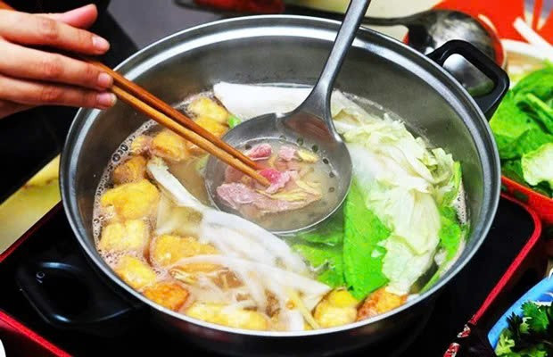 Khi thưởng thức, nồi nước nhúng được đặt trên bếp mini để luôn giữ độ nóng. Thịt bò được nhúng nhanh tay, chỉ chín tới rồi cuốn cùng bún, rau sống và bánh tráng, chấm mắm nêm. Sự hòa quyện giữa thịt bò mềm ngọt, nước nhúng chua thanh và mắm nêm mặn mà tạo nên tổng thể hương vị vừa miệng, ăn lâu không ngán. Ảnh minh họa