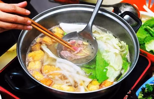 Khi thưởng thức, nồi nước nhúng được đặt trên bếp mini để luôn giữ độ nóng. Thịt bò được nhúng nhanh tay, chỉ chín tới rồi cuốn cùng bún, rau sống và bánh tráng, chấm mắm nêm. Sự hòa quyện giữa thịt bò mềm ngọt, nước nhúng chua thanh và mắm nêm mặn mà tạo nên tổng thể hương vị vừa miệng, ăn lâu không ngán. Ảnh minh họa