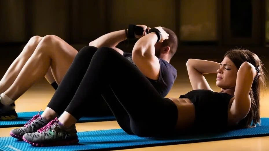 Crunch là lựa chọn phù hợp cho những ai muốn tác động trực tiếp vào vùng bụng trên mà không gây áp lực lớn lên toàn bộ cơ thể. So với sit-up, crunch có biên độ nhỏ hơn nhưng yêu cầu kiểm soát chuyển động tốt, nhờ đó cơ bụng được kích hoạt hiệu quả hơn. Ảnh minh họa