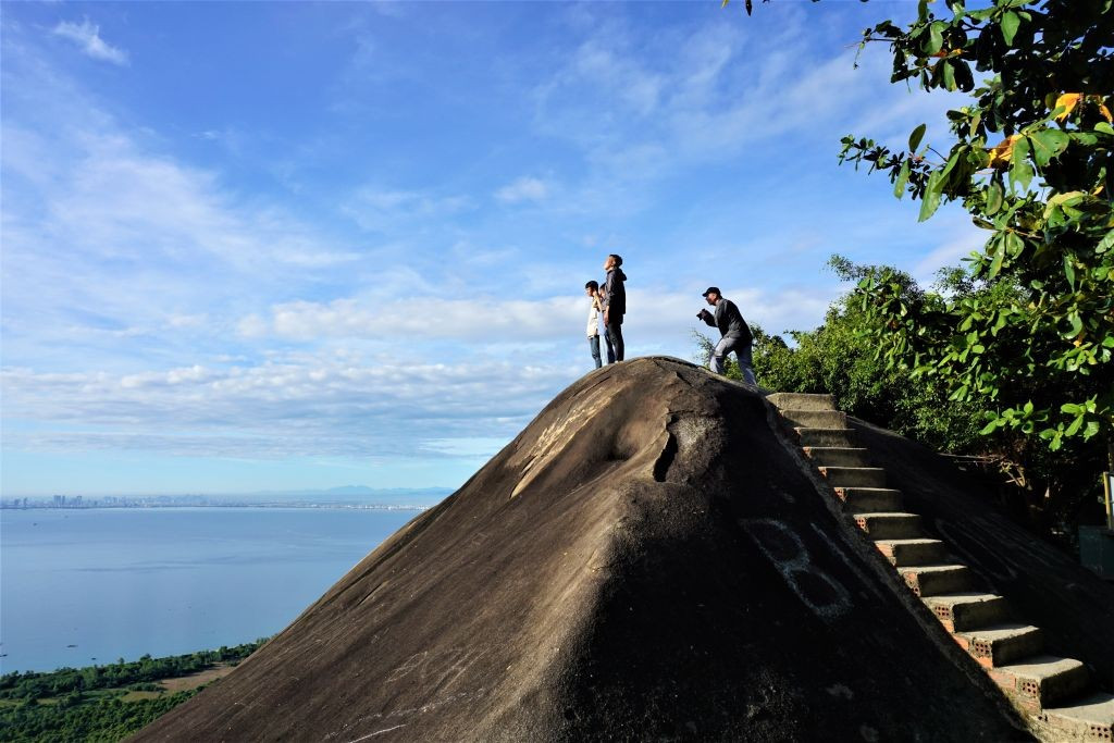 Quán cafe Hòn đá Cụ Rùa là điểm check-in siêu đẹp mà các tín đồ mê khám phá không thể bỏ qua khi đến Đà Nẵng. Nằm cheo leo trên độ cao 500m giữa lưng chừng đèo Hải Vân hùng vĩ, quán mang đến góc sống ảo độc đáo với cảnh sắc thiên nhiên đẹp ngút ngàn. Đây không chỉ là nơi để thả mình vào không gian bao la của trời và núi mà còn là một trong những quán cafe đáng ghé nhất Đà Nẵng, khiến ai đến cũng phải say đắm. Ảnh mroldman