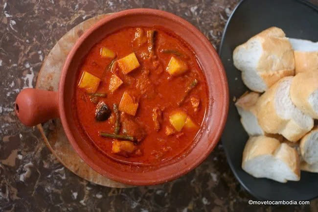 Trong khi đó, khor ko – cà ri bò nấu với nước cốt dừa, riềng, sả và ớt – lại gây ấn tượng bởi vị ngọt béo rõ rệt và thịt bò mềm rục, thường được dọn kèm bánh mì baguette giòn để chấm nước sốt. Ảnh Internet