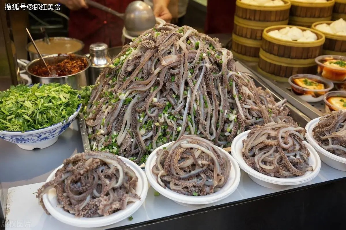 Với những thực khách thích khám phá hương vị lạ, dạ dày xào nhanh là món đáng thử. Dạ dày bò hoặc cừu được chần và xào nhanh tay để giữ độ giòn, sau đó chấm cùng nước sốt đặc trưng, tạo nên hương vị đậm đà, khác biệt. Ảnh Sohu