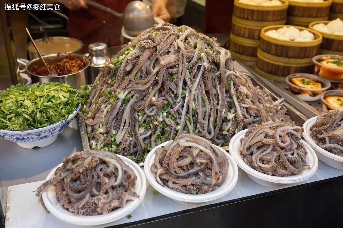 Với những thực khách thích khám phá hương vị lạ, dạ dày xào nhanh là món đáng thử. Dạ dày bò hoặc cừu được chần và xào nhanh tay để giữ độ giòn, sau đó chấm cùng nước sốt đặc trưng, tạo nên hương vị đậm đà, khác biệt. Ảnh Sohu