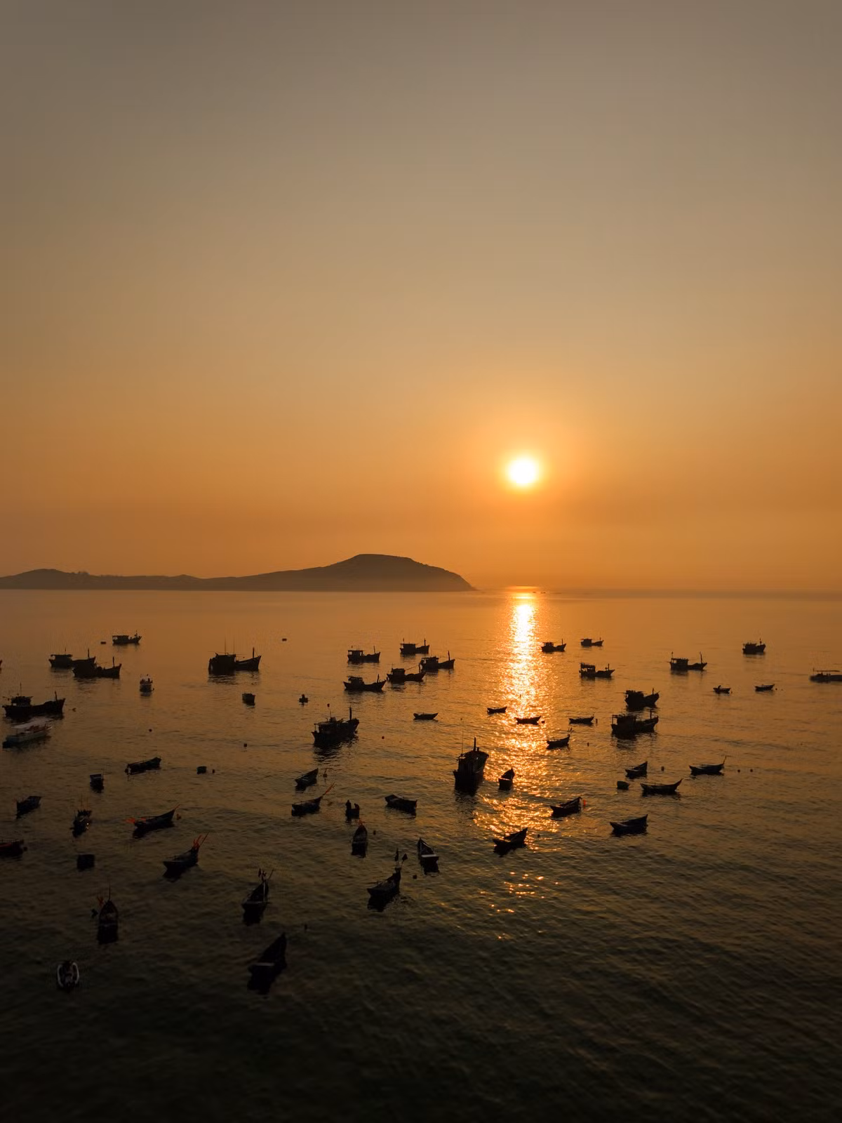 Phước Đồng có vị trí thuận lợi, gần nhiều thắng cảnh nổi tiếng của Đắk Lắk như Gành Đá Đĩa, Bãi Xép, Hòn Yến hay cầu gỗ Ông Cọp. Nhờ đó, du khách có thể kết hợp tham quan, vừa tận hưởng không gian làng chài, vừa khám phá trọn vẹn cảnh quan đặc trưng của xứ “hoa vàng trên cỏ xanh”. Ảnh Thừa Hoà