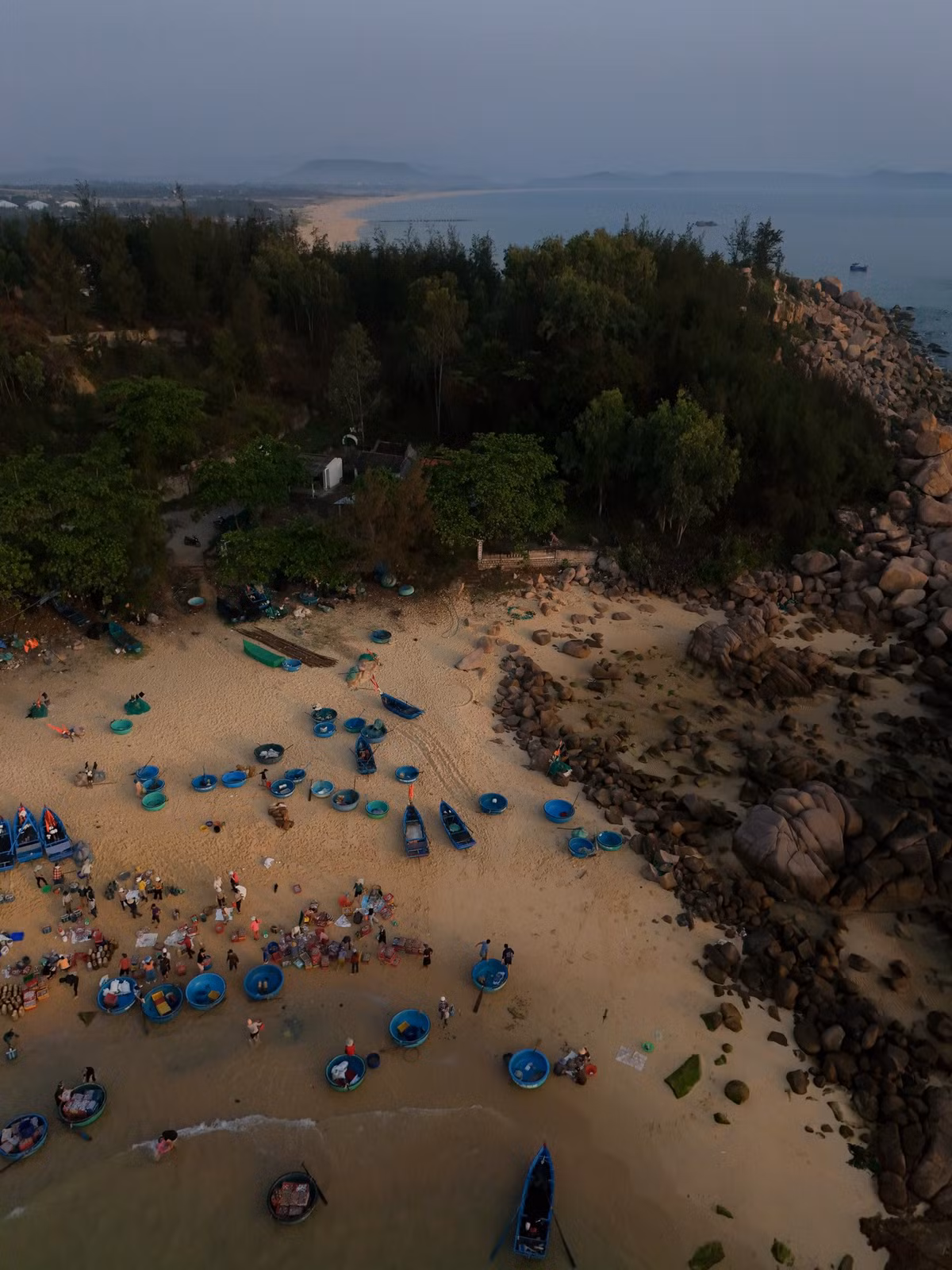 Điểm đặc biệt của Phước Đồng là dù du lịch bắt đầu nở rộ, làng vẫn giữ được nhịp sống chậm rãi. Ảnh Thừa Hoà