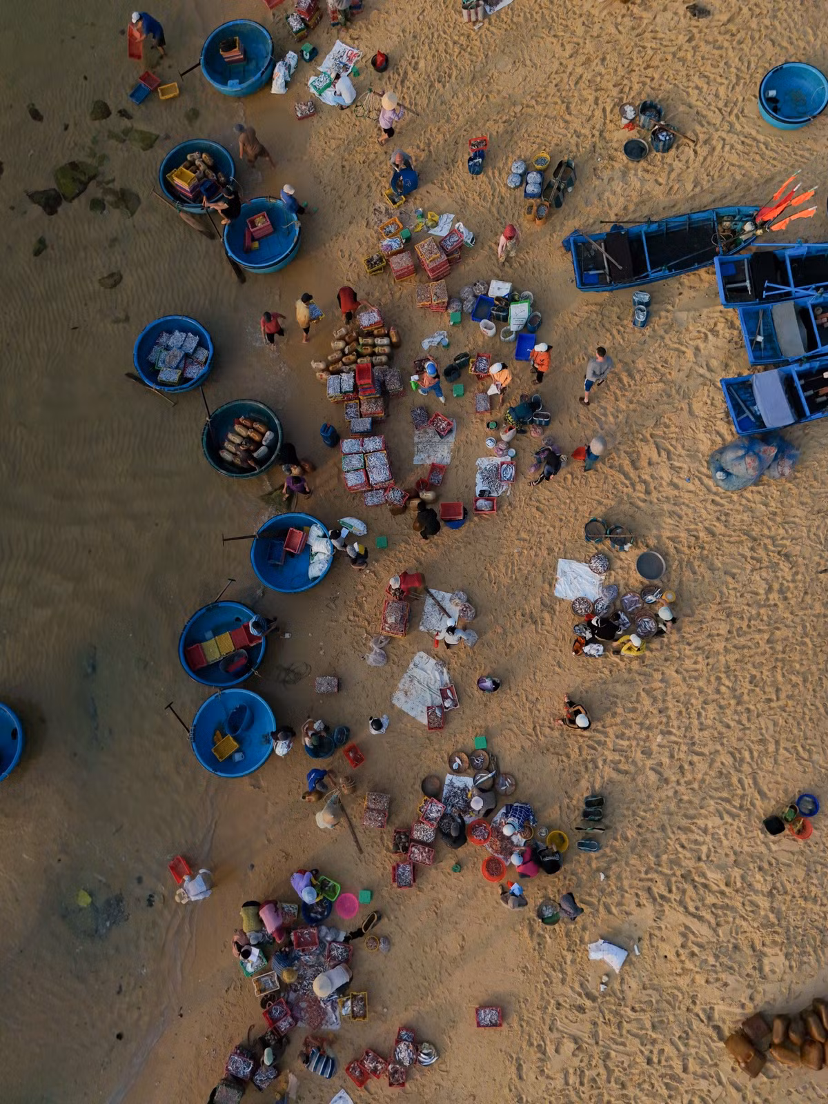 Từ Phước Đồng, ca-nô đưa khách đến cù lao Mái Nhà chỉ khoảng 15 phút. Đây là hòn đảo nhỏ rộng hơn 1 km², không có dân cư sinh sống, nổi bật với biển trong xanh thấy đáy, bãi đá nhiều hình thù và khung cảnh hoang sơ. Ảnh Thừa Hoà