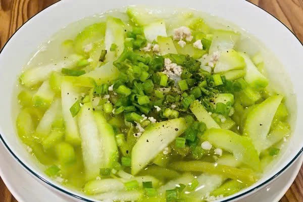 Một số người theo chế độ ăn kiêng nghiêm ngặt, chỉ dùng bí đao để giảm cân trong thời gian dài còn đối mặt với nguy cơ thiếu hụt protein, chất béo và các vi chất thiết yếu, từ đó ảnh hưởng trực tiếp đến sức khỏe tổng thể, trong đó có cả chức năng của thận. Ảnh minh hoạ