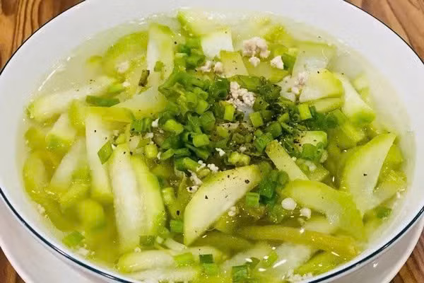 Một số người theo chế độ ăn kiêng nghiêm ngặt, chỉ dùng bí đao để giảm cân trong thời gian dài còn đối mặt với nguy cơ thiếu hụt protein, chất béo và các vi chất thiết yếu, từ đó ảnh hưởng trực tiếp đến sức khỏe tổng thể, trong đó có cả chức năng của thận. Ảnh minh hoạ