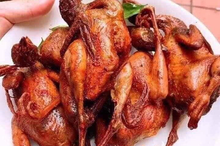 Theo các tài liệu dinh dưỡng, thịt chim cút cung cấp lượng protein cần thiết cho cơ thể, đóng vai trò quan trọng trong việc duy trì và tái tạo các mô, đặc biệt là cơ bắp. Protein trong thịt chim cút có chất lượng tốt, giúp cơ thể hấp thu và sử dụng hiệu quả. Ảnh minh họa