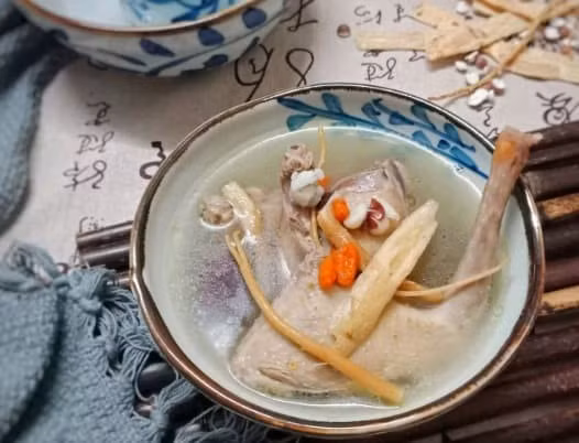 Với giá trị dinh dưỡng tương đối cao, khả năng dễ tiêu hóa và sự phù hợp với nhiều đối tượng, thịt chim cút là một trong những thực phẩm đáng cân nhắc trong bữa ăn hằng ngày. Sử dụng thịt chim cút một cách hợp lý, khoa học không chỉ góp phần đa dạng hóa thực đơn mà còn giúp chăm sóc và nâng cao sức khỏe lâu dài cho cả gia đình. Ảnh minh họa