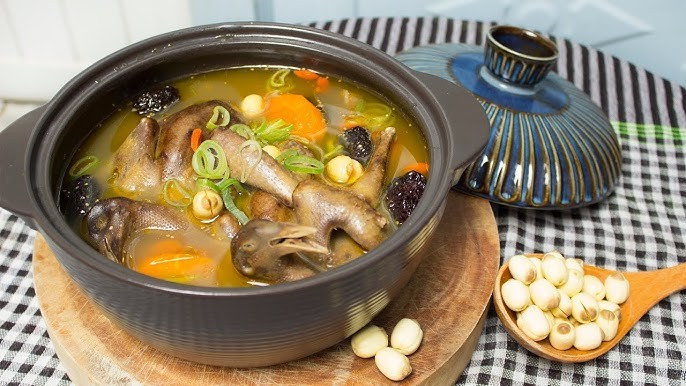 Xét về thành phần chất béo, thịt chim cút có hàm lượng mỡ bão hòa thấp hơn so với thịt đỏ, trong khi cholesterol ở mức trung bình. Điều này giúp thịt chim cút trở thành lựa chọn phù hợp trong chế độ ăn cân đối, nhất là đối với những người đang hướng tới lối sống lành mạnh. Khi được sử dụng với lượng hợp lý và kết hợp cùng nhiều loại thực phẩm khác, thịt chim cút có thể góp phần duy trì sức khỏe tim mạch và hạn chế nguy cơ rối loạn chuyển hóa. Ảnh minh họa