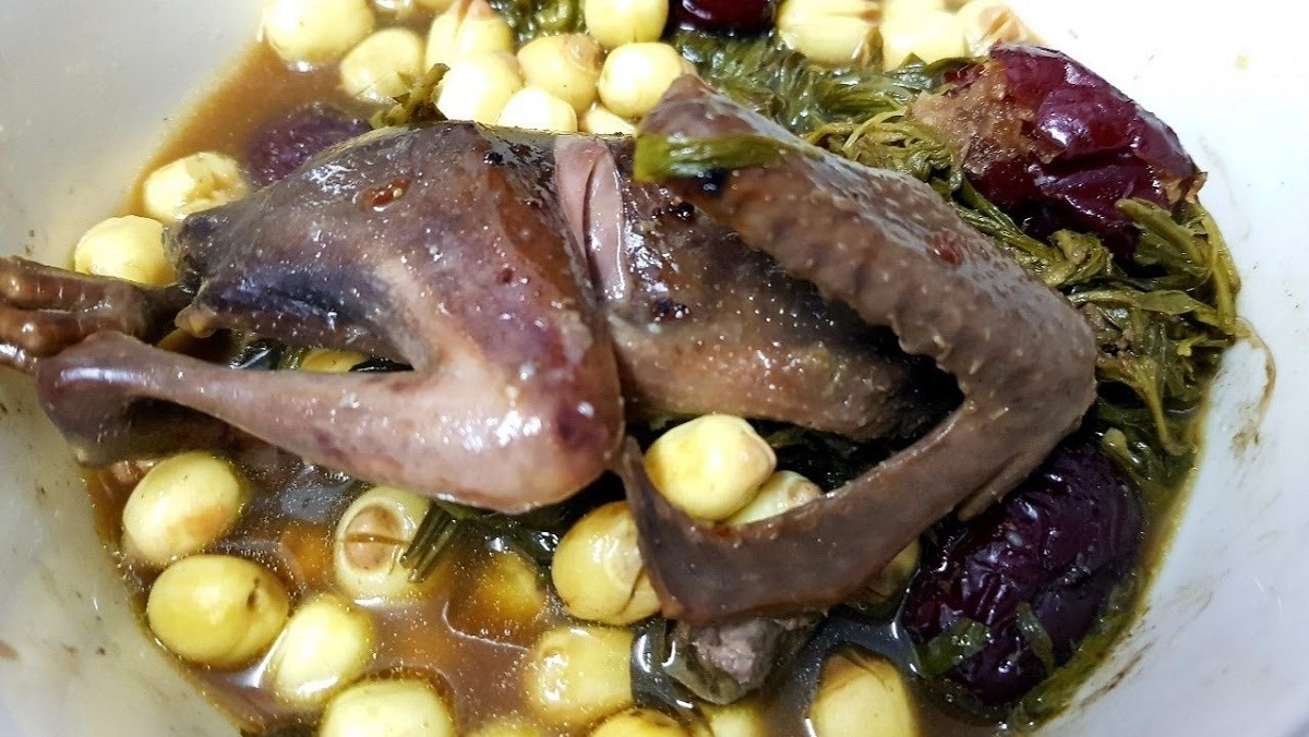 Để sử dụng thịt chim cút một cách hiệu quả và an toàn, người tiêu dùng cần chú ý lựa chọn nguồn thực phẩm có xuất xứ rõ ràng, bảo đảm vệ sinh an toàn thực phẩm. Thịt chim cút cần được chế biến chín kỹ, tránh ăn tái hoặc sống để phòng ngừa nguy cơ nhiễm khuẩn. Bên cạnh đó, việc kết hợp thịt chim cút cùng rau xanh, ngũ cốc nguyên hạt và các loại thực phẩm khác sẽ giúp khẩu phần ăn trở nên đa dạng và cân đối hơn. Ảnh minh họa