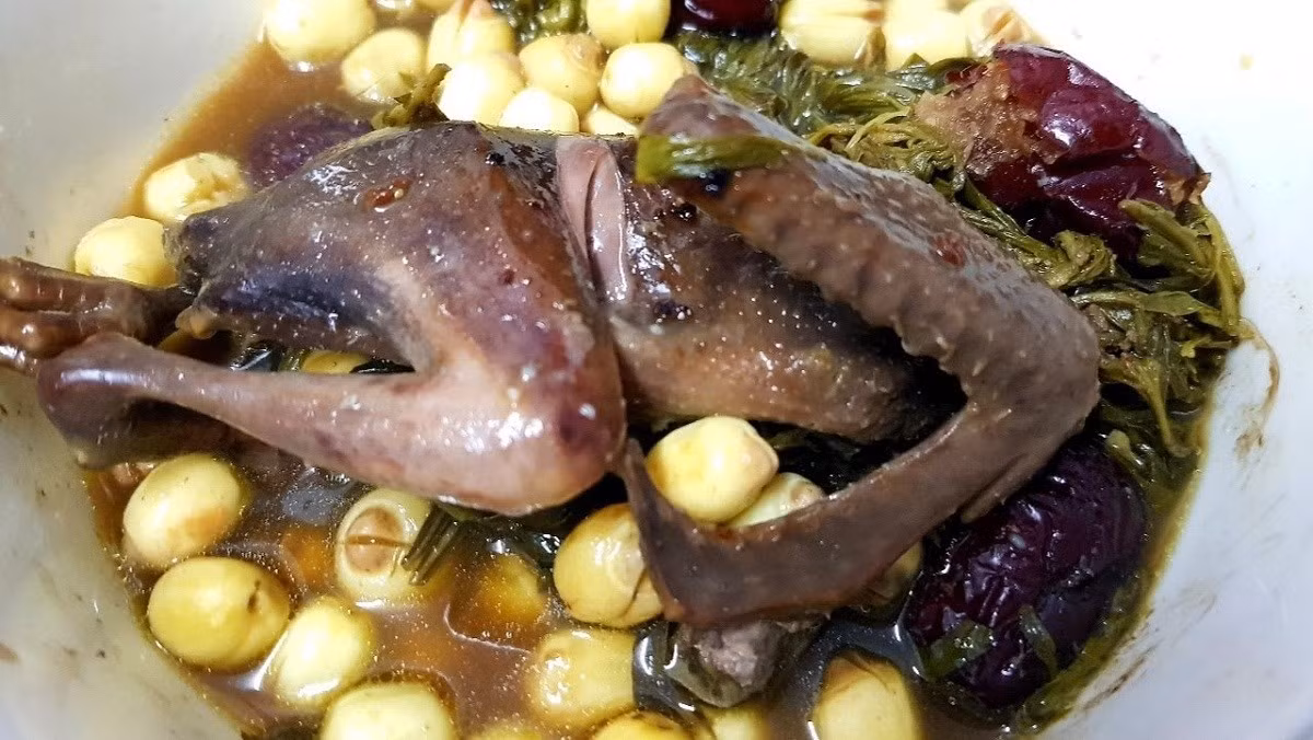 Để sử dụng thịt chim cút một cách hiệu quả và an toàn, người tiêu dùng cần chú ý lựa chọn nguồn thực phẩm có xuất xứ rõ ràng, bảo đảm vệ sinh an toàn thực phẩm. Thịt chim cút cần được chế biến chín kỹ, tránh ăn tái hoặc sống để phòng ngừa nguy cơ nhiễm khuẩn. Bên cạnh đó, việc kết hợp thịt chim cút cùng rau xanh, ngũ cốc nguyên hạt và các loại thực phẩm khác sẽ giúp khẩu phần ăn trở nên đa dạng và cân đối hơn. Ảnh minh họa