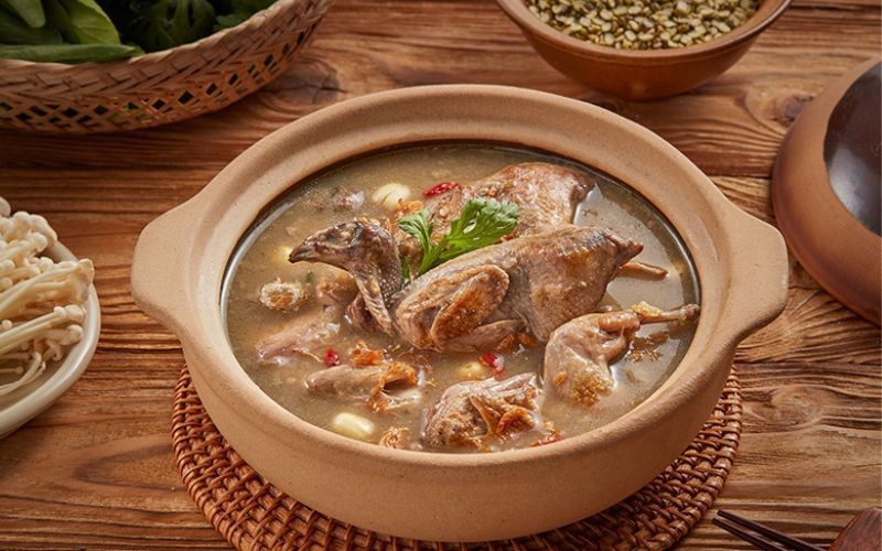 Trong y học cổ truyền, thịt chim cút được xem là thực phẩm có tính bình, thường được dùng trong các món ăn nhằm bồi bổ cơ thể và hỗ trợ phục hồi thể lực. Theo quan niệm dân gian, thịt chim cút thích hợp cho người suy nhược, mệt mỏi kéo dài hoặc người cần cải thiện sức khỏe sau thời gian làm việc căng thẳng. Các món như chim cút hầm, chim cút nấu cháo hay chim cút tiềm thường được sử dụng với mục đích cung cấp dinh dưỡng và giúp cơ thể nhanh chóng lấy lại cân bằng. Ảnh minh họa